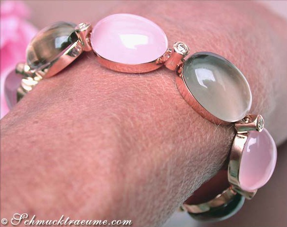 Rosenquarz-Armband mit Rauchquarz und Brillanten, Detailaufnahme auf Hand