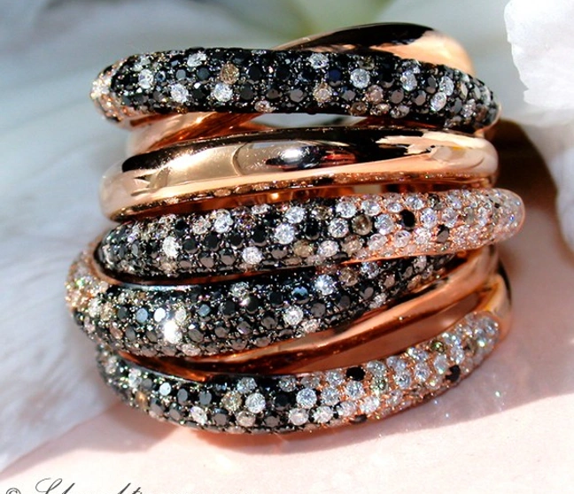 Roségold-Ring mit schwarzen und naturbraunen Diamanten, detailreich, elegant Roségold-Ring mit schwarzen und naturbraunen Diamanten, detailreich, elegant