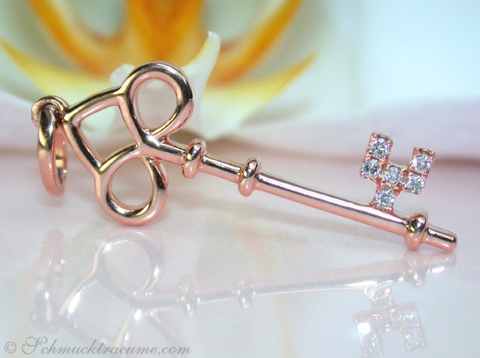 Schlüssel-Anhänger aus Roségold mit Diamanten, zarte Details, elegant gestaltet