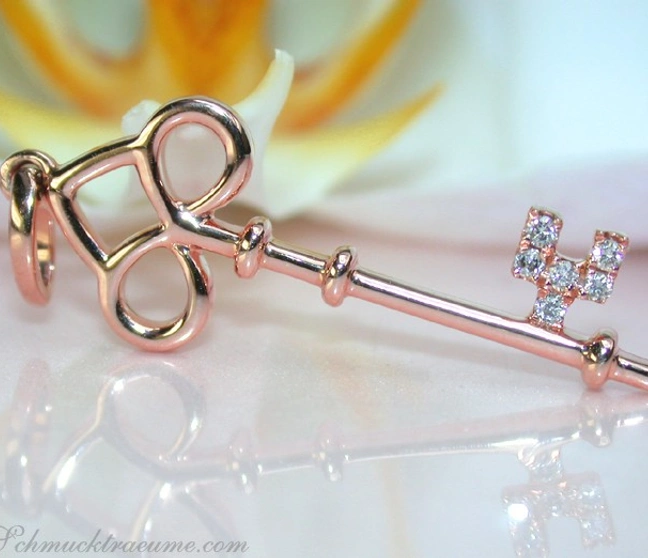 Schlüssel-Anhänger aus Roségold mit Diamanten, zarte Details, elegant gestaltet Schlüssel-Anhänger aus Roségold mit Diamanten, zarte Details, elegant gestaltet
