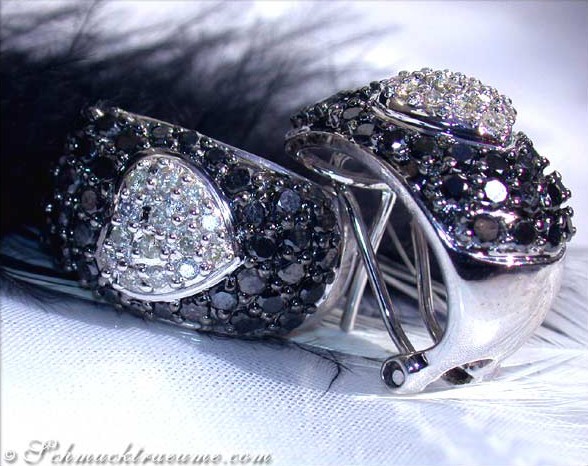 Detaillierte Herz-Ohrstecker mit schwarzen & weißen Diamanten, 585 Weißgold, glänzende Details, elegante Trageszene.