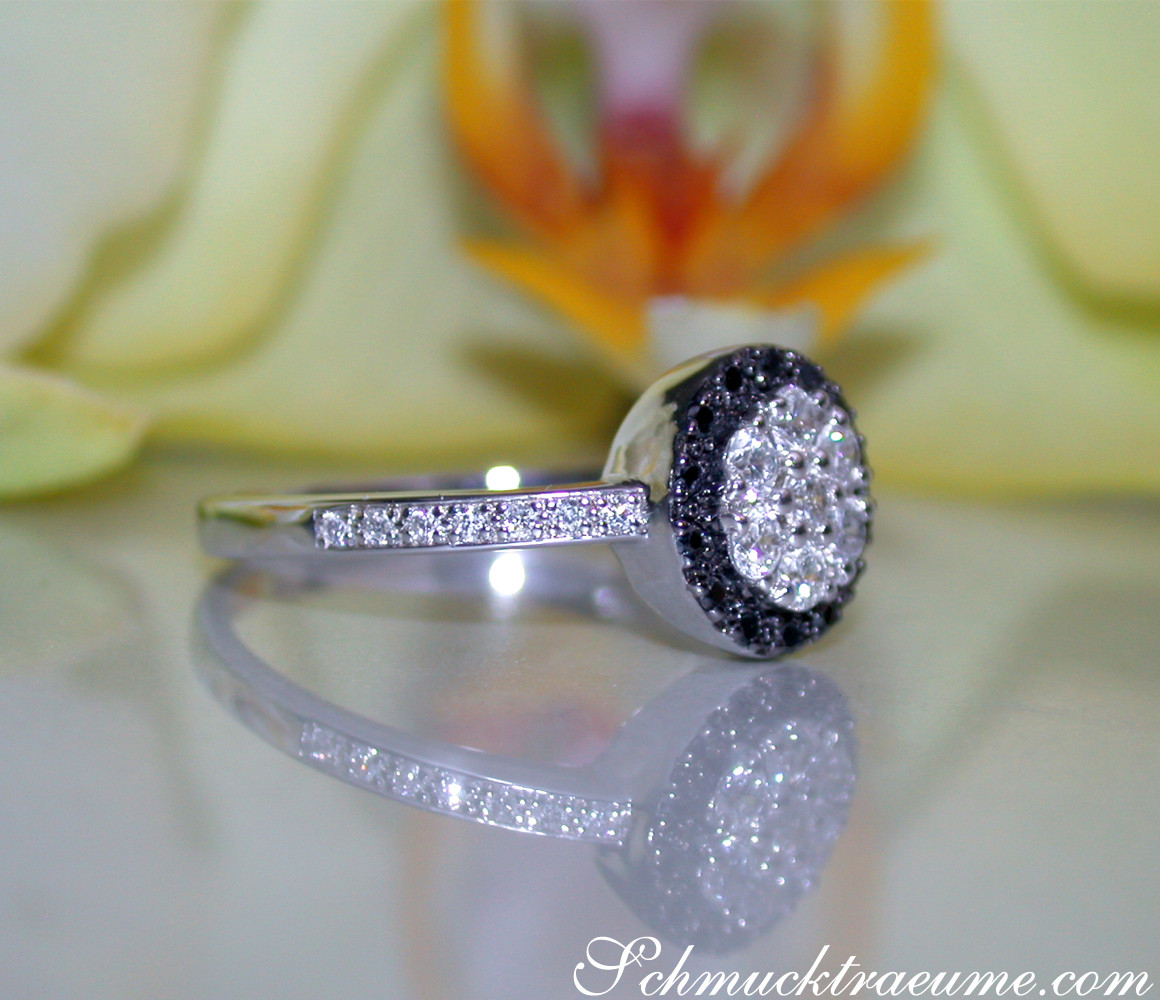 Schwarz/weiß Diamant-Ring, Detailaufnahme, Weißgold 585, Blume im Hintergrund