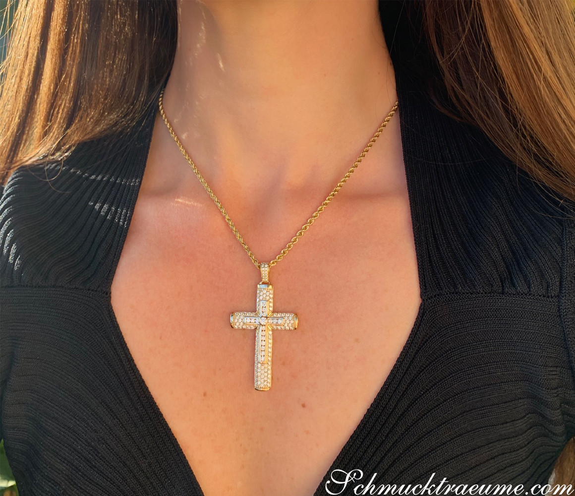 Goldene Kreuzanhänger mit Brillanten in Gelbgold 750, Detailaufnahme, getragen.