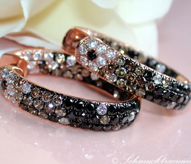 Ausgesuchte Creolen mit schwarzen Diamanten, naturbraunen und weißen Brillanten - Image 1 Ausgesuchte Creolen mit schwarzen Diamanten, naturbraunen und weißen Brillanten - Image 1