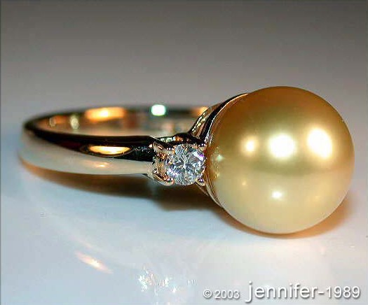 Detailaufnahme des goldenen Südseeperlenrings mit Brillanten, 0.200 Karat, 10-11 mm Perldurchmesser, Gelbgold 585