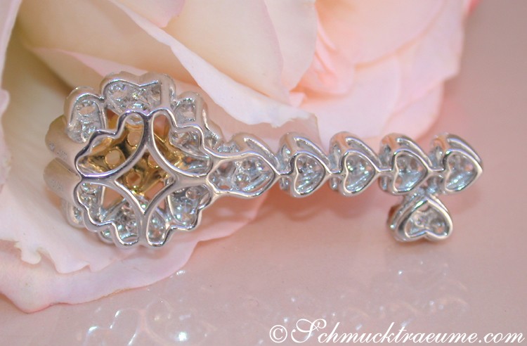 Silberner Schlüsselanhänger mit Herz-Design auf Rosenblüte