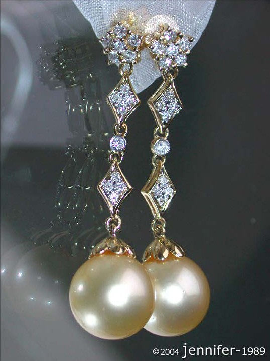 Goldene Perlenohrringe mit Diamanten im Art Déco-Stil