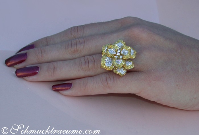 Stattlicher Brillanten Ring mit gelben Brillanten im Blumen Design - Image 4