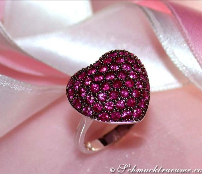 Herzring aus Weißgold mit Rubinen auf Satinband Herzring aus Weißgold mit Rubinen auf Satinband