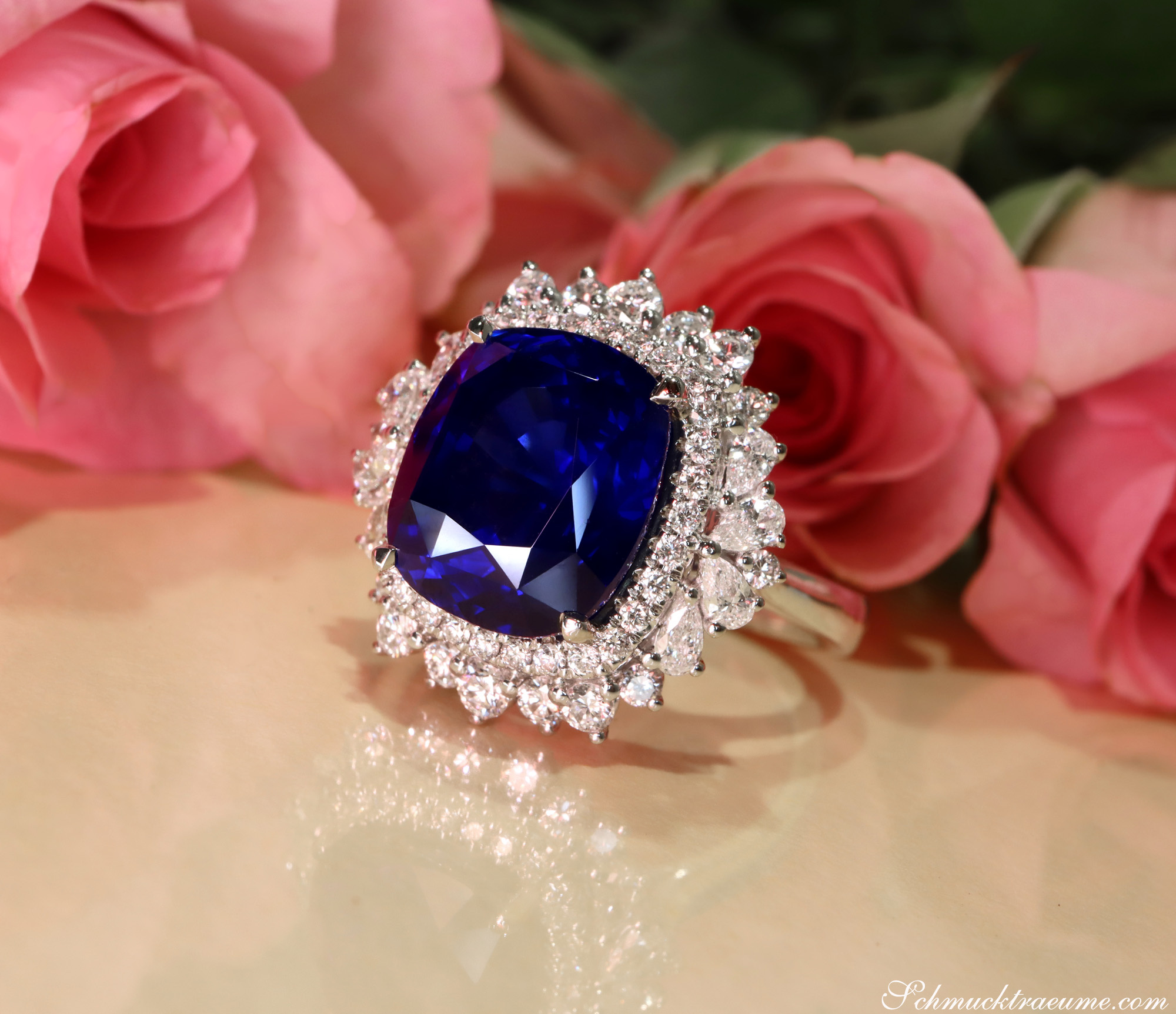 Blauer Ceylon-Saphir-Ring mit Diamanten, detailreiches Design, Rosen im Hintergrund