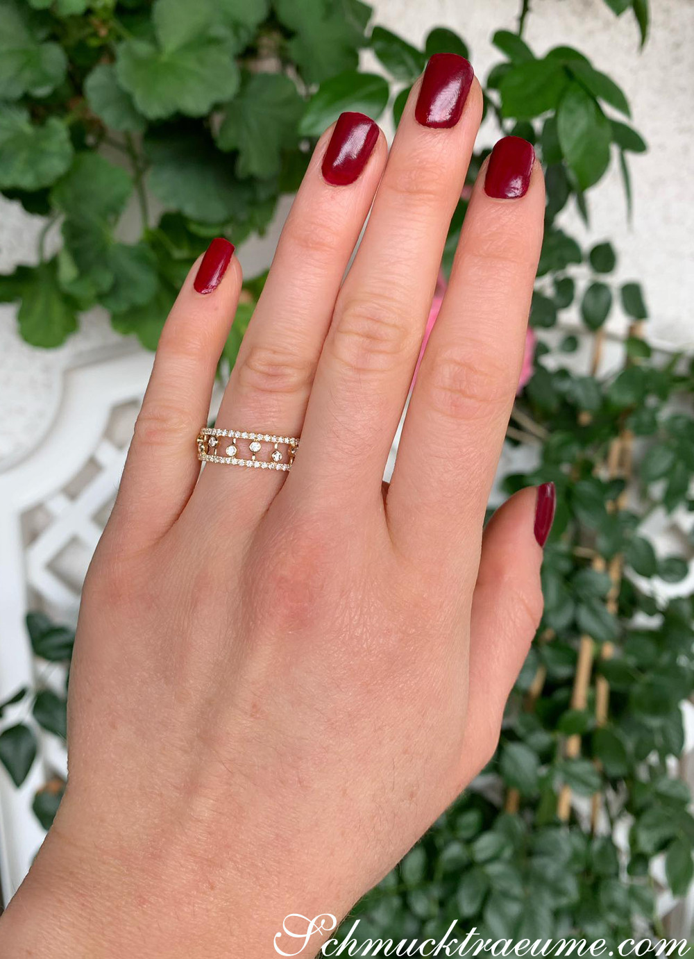 Detailansicht des Diamanten Memory Rings in Gelbgold 585 mit roten Nagellack