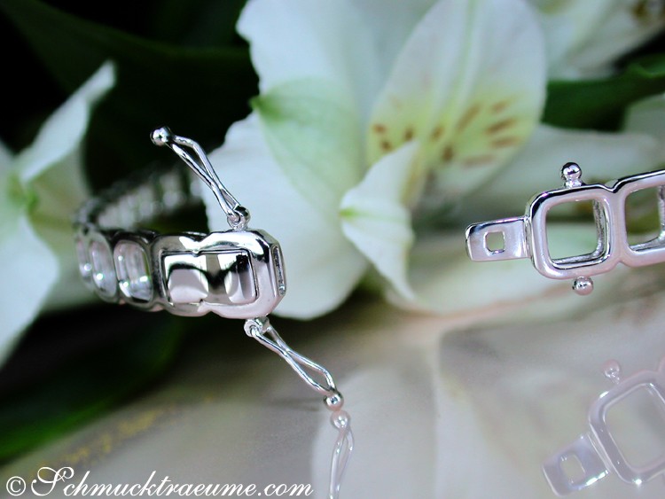 Silberner Armreif mit Diamanten, Detailaufnahme der Verbindungselemente