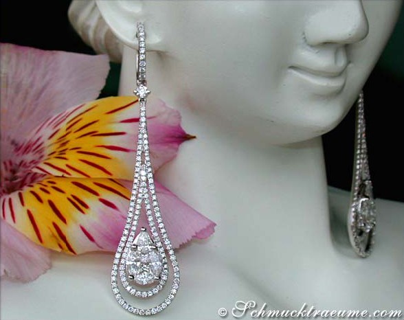 Langhaarige Diamant-Ohrgehänge im Illusion-Design auf Puppe getragen