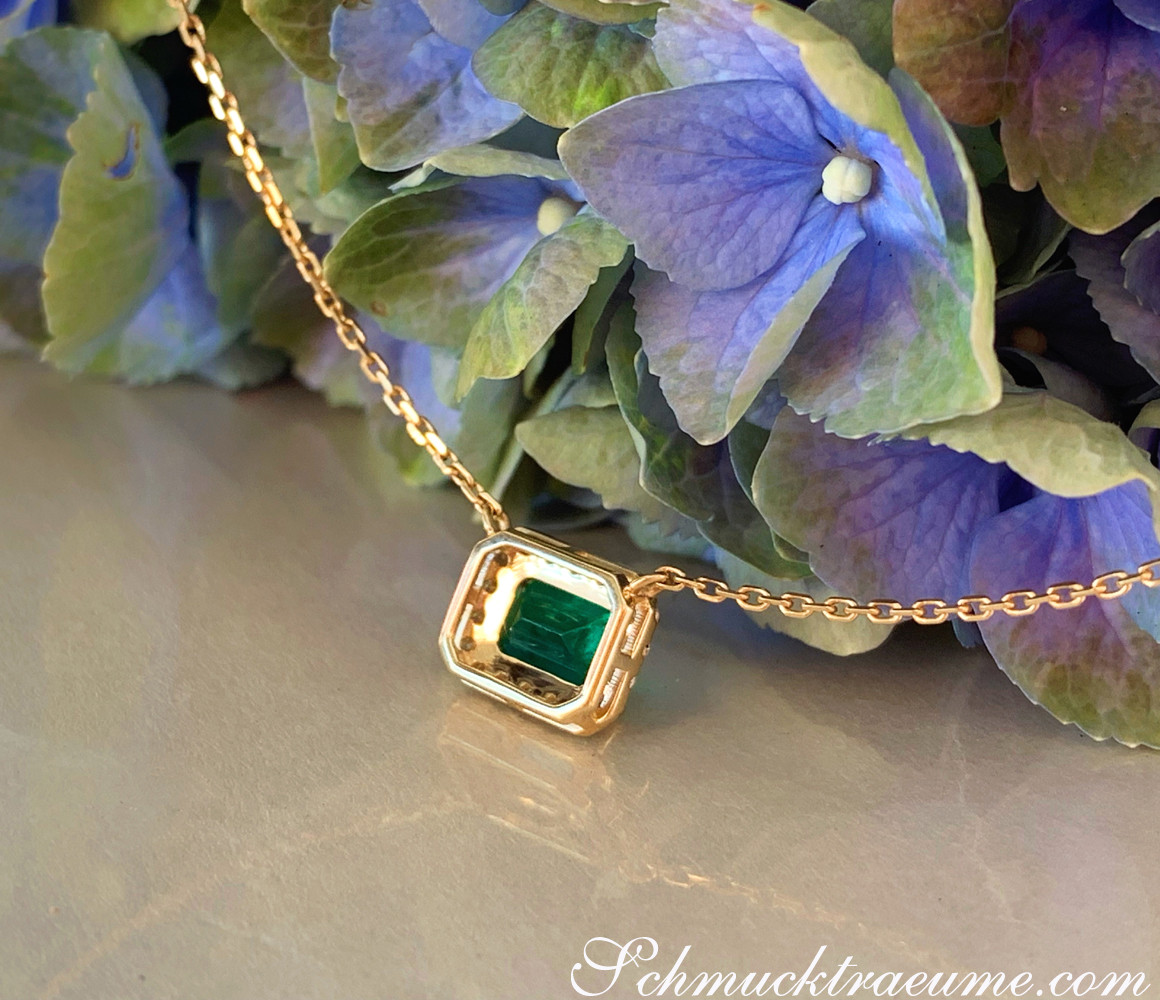 Smaragd-Halskette mit Brillanten in Gelbgold 585, Detailaufnahme, blühende Hortensie im Hintergrund