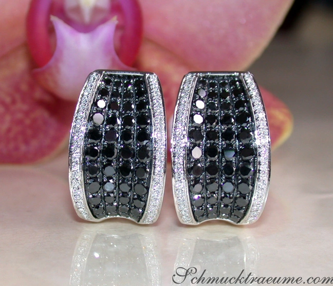 Schwarze Diamant-Ohrringe in Weißgold, Detailaufnahme, elegant und luxuriös. Schwarze Diamant-Ohrringe in Weißgold, Detailaufnahme, elegant und luxuriös.