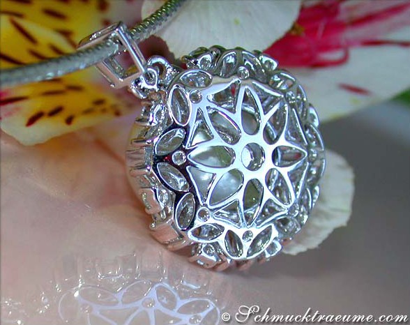 Detailansicht: Südseeperlenanhänger mit Diamanten, 14 mm, Weißgold 750, Blüten im Hintergrund.