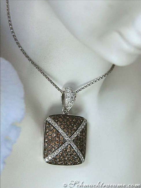 Weißgold-Anhänger mit naturbraunen Brillanten, Detailaufnahme, zarte Kette
