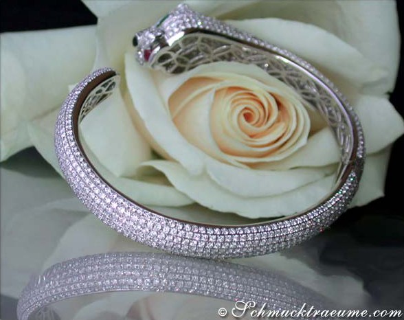Exklusiver Diamantarmreif mit Pantherkopf, detailreich, auf weißer Rose präsentiert.
