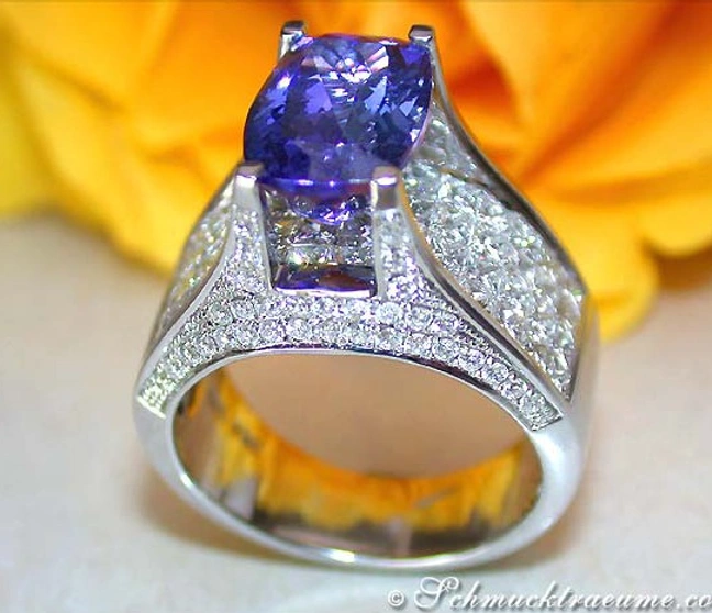 Weißgoldring mit Tansanit und Diamanten, Detailaufnahme, Prinzessschliff, brillante Verzierungen Weißgoldring mit Tansanit und Diamanten, Detailaufnahme, Prinzessschliff, brillante Verzierungen