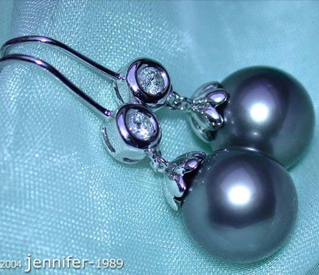 Weißgold-585-Ohrhänger mit Tahitiperlen und Brillanten, detailreich, elegant auf Satin. Weißgold-585-Ohrhänger mit Tahitiperlen und Brillanten, detailreich, elegant auf Satin.