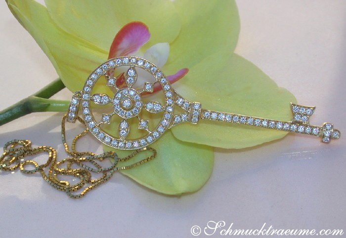 Orchideenblüte mit brillantenschmückendem Schlüsselanhänger aus Gelbgold 750