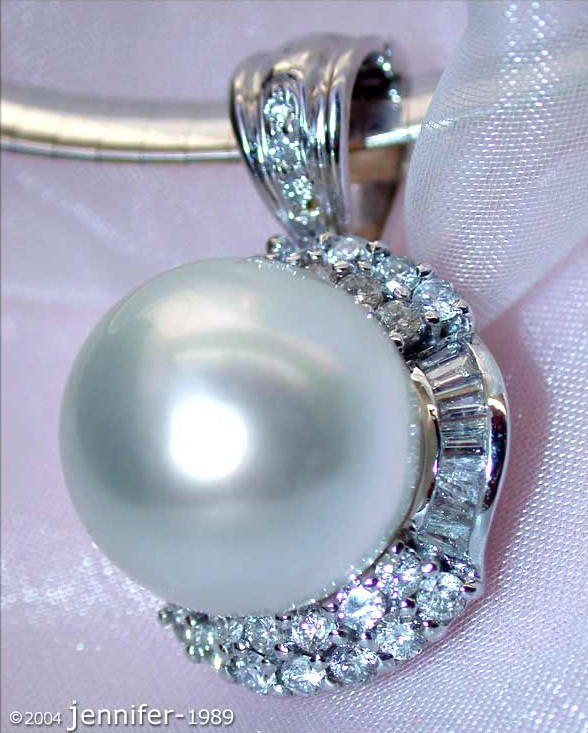 Weißgold-Anhänger mit Südseeperle und Diamanten, Detailaufnahme