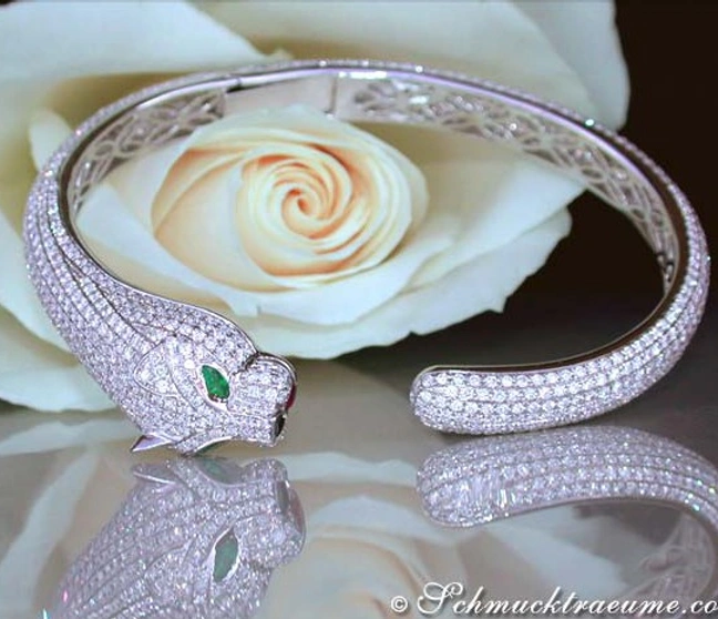 Panther-Armreif mit Brillanten und Smaragden, detailreich, auf Rosenblüte abgebildet Panther-Armreif mit Brillanten und Smaragden, detailreich, auf Rosenblüte abgebildet