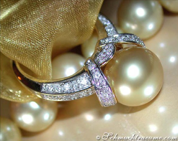Goldener Südseeperlen-Ring mit Brillanten im Kragen-Design