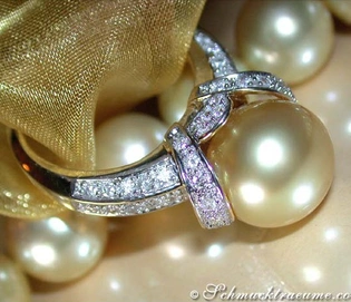 Goldener Südseeperlen-Ring mit Brillanten im Kragen-Design