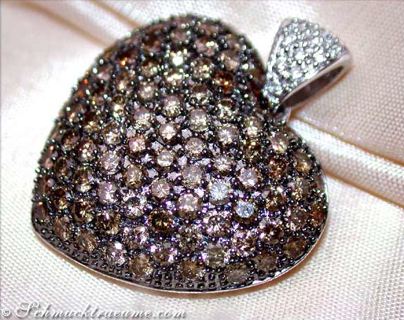 Herz-Anhänger aus Weißgold mit braunen Brillanten, detailreich verziert, getragen.