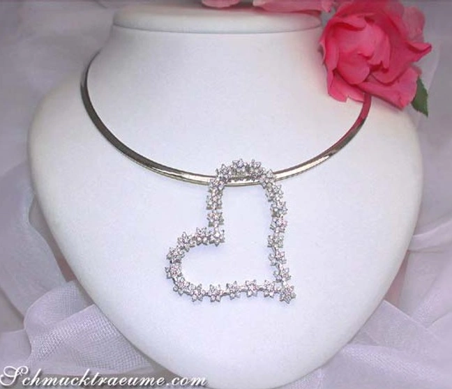 Silberner Herz-Anhänger mit Diamanten auf weißem Halsform-Modell Silberner Herz-Anhänger mit Diamanten auf weißem Halsform-Modell