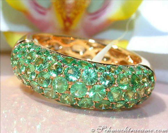 Gelbgold-Ring mit Tsavorit-Pavé, detailreich, elegant, Schmuckträume-Wasserzeichen.