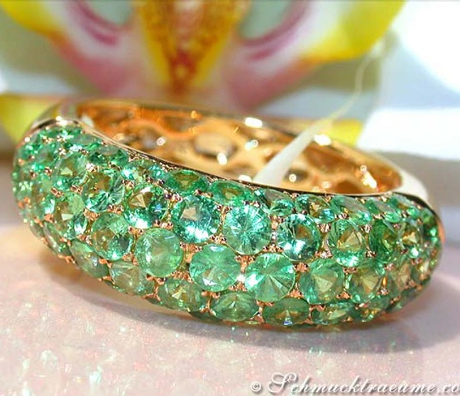 Gelbgold-Ring mit Tsavorit-Pavé, detailreich, elegant, Schmuckträume-Wasserzeichen. Gelbgold-Ring mit Tsavorit-Pavé, detailreich, elegant, Schmuckträume-Wasserzeichen.