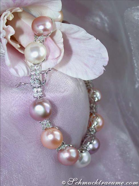 Detailansicht des Multicolor Süßwasserperlen-Armbands mit Diamanten auf rosa Stoff