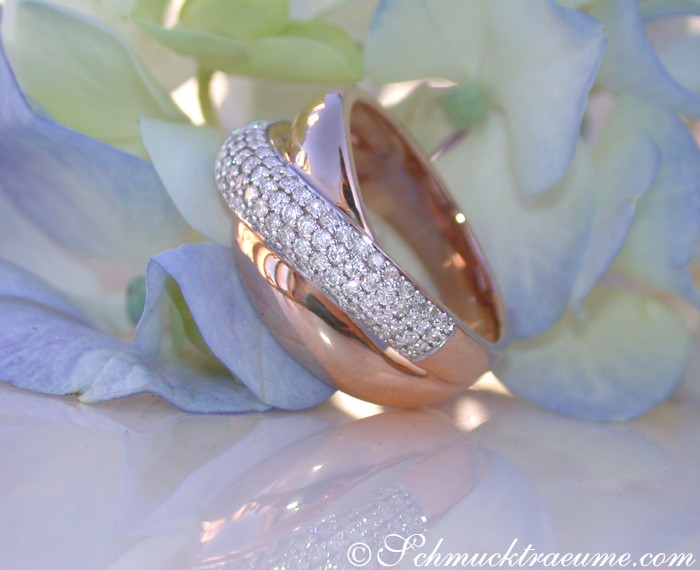 Roségold-Ring mit Diamanten überkreuzt, Detailaufnahme auf Blütenblättern