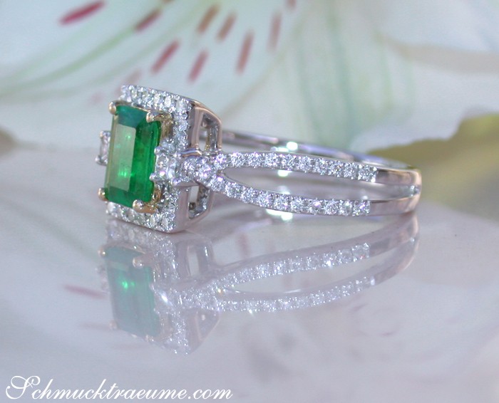 Glanzvoller Smaragd-Ring mit Brillanten in Gelb- & Weißgold 750, detailreich, elegant getragen.