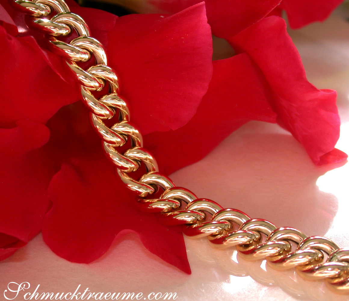 Gold-Panzer-Armband in Gelbgold 585 mit Rosenblättern im Hintergrund