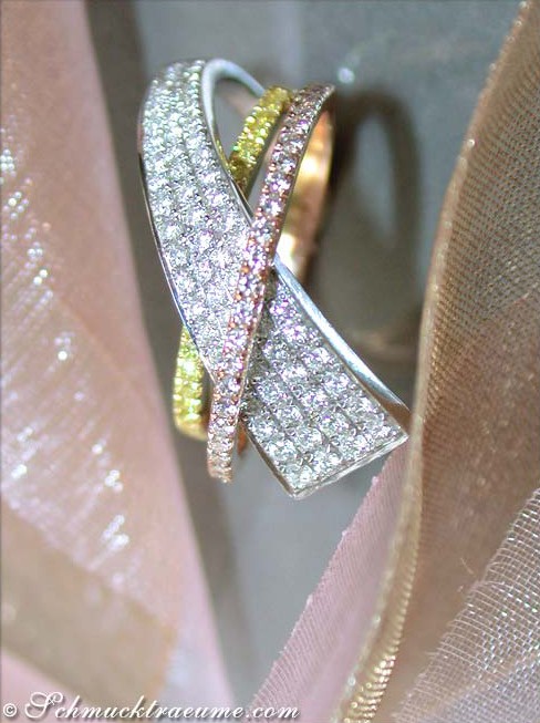 Verziertes Diamantringdetail mit gelben und weißen Diamanten auf Goldbasis