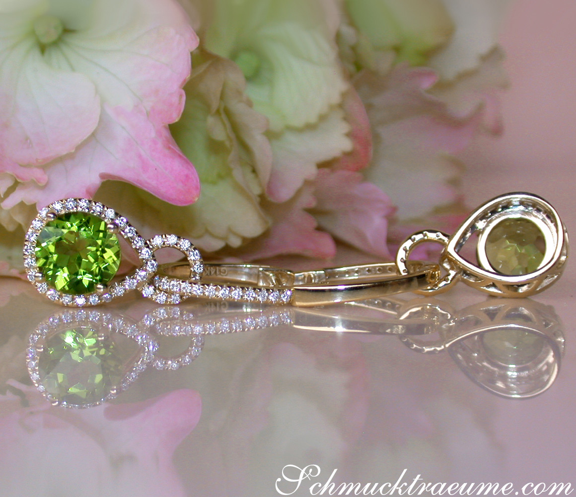 Peridot-Ohrringe mit Diamanten auf Spiegelreflexion, Blumen im Hintergrund
