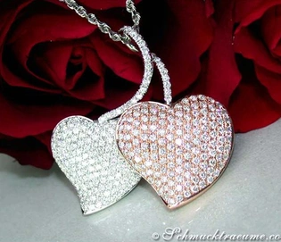 Herz-Anhänger aus Weißgold & Roségold mit Diamanten, vor rotem Rosenblütenhintergrund