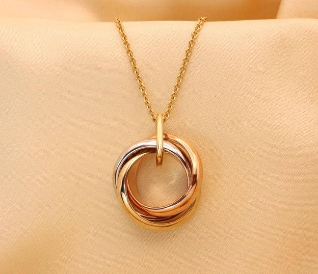 Goldener Tricolor-Anhänger mit Verzierung auf Kette, elegant und luxuriös. Goldener Tricolor-Anhänger mit Verzierung auf Kette, elegant und luxuriös.