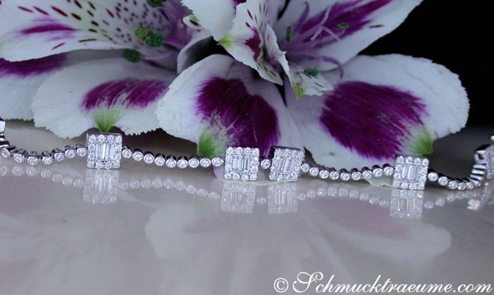 Blumenrahmendes Diamantenarmband mit Baguette-Diamanten in Weißgold 750