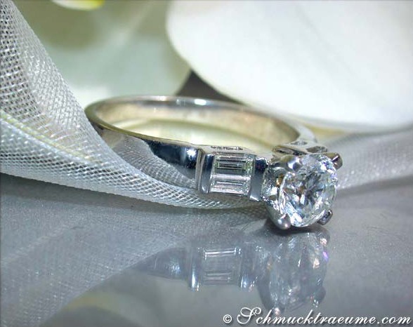 Weißgoldring mit Brillant und Diamant-Beisteck, Detailaufnahme