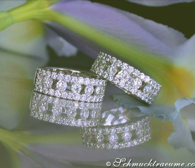 Glitzernde Diamant-Creolen aus Weißgold 750, Detailaufnahme, elegant gestaltet Glitzernde Diamant-Creolen aus Weißgold 750, Detailaufnahme, elegant gestaltet