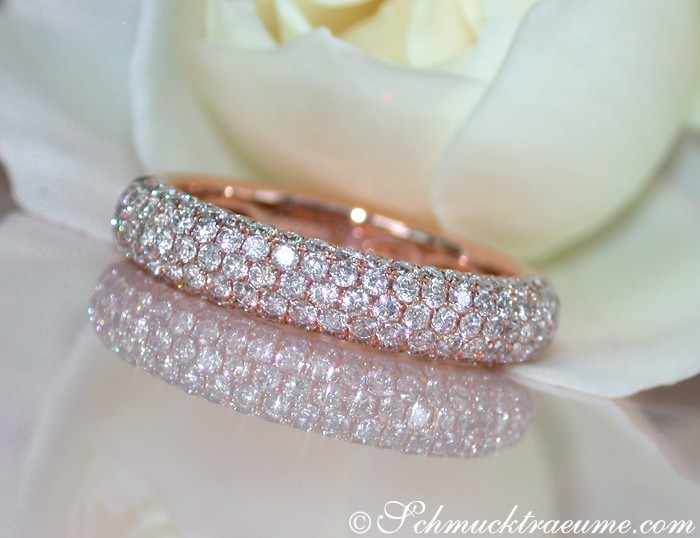 Runder Brillantenpavé-Ring in Roségold, Detailaufnahme auf Blüte