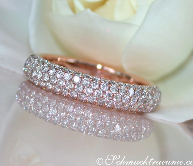 Runder Brillantenpavé-Ring in Roségold, Detailaufnahme auf Blüte Runder Brillantenpavé-Ring in Roségold, Detailaufnahme auf Blüte