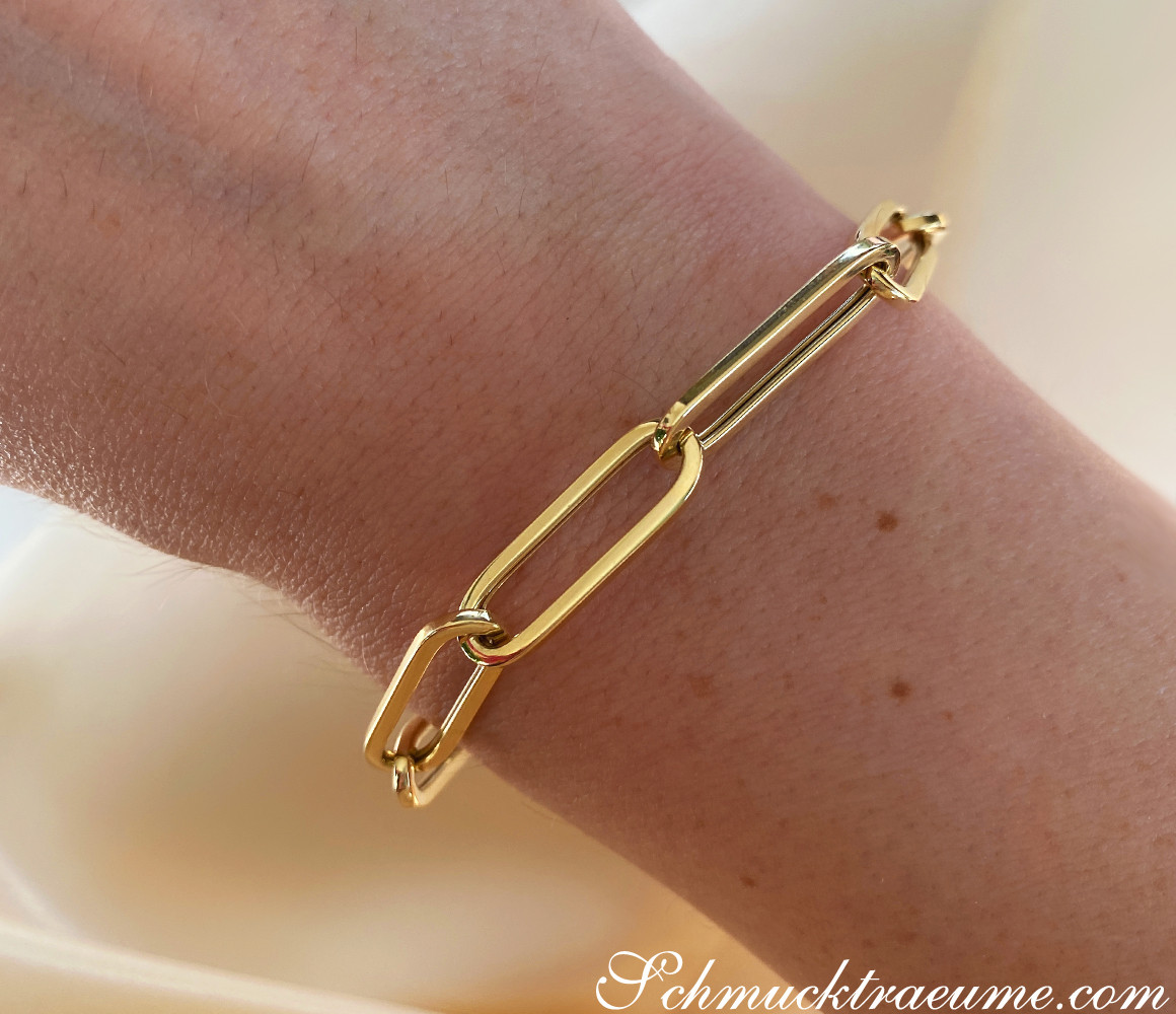 Gold-Paperclip-Armband in Gelbgold 585 auf Hand getragen