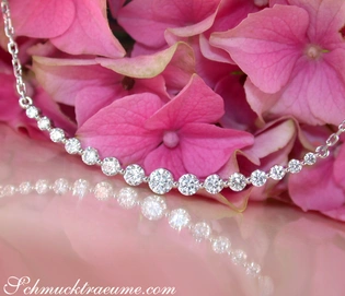 Brillanten-Halskette "Schwebender Diamant" mit funkelnden Steinen in Weißgold