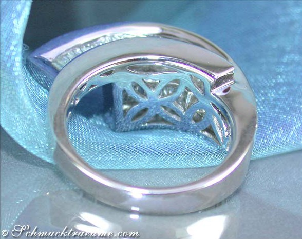 Detail des Diamantringes mit weißen Goldschmuck und durchsichtiger Struktur