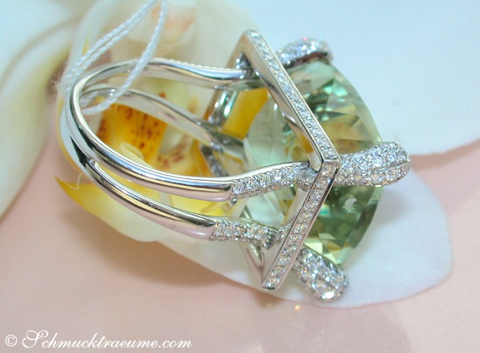 Prasiolith-Ring mit Brillanten in Weißgold, detailreiches Design auf Rosenblüte